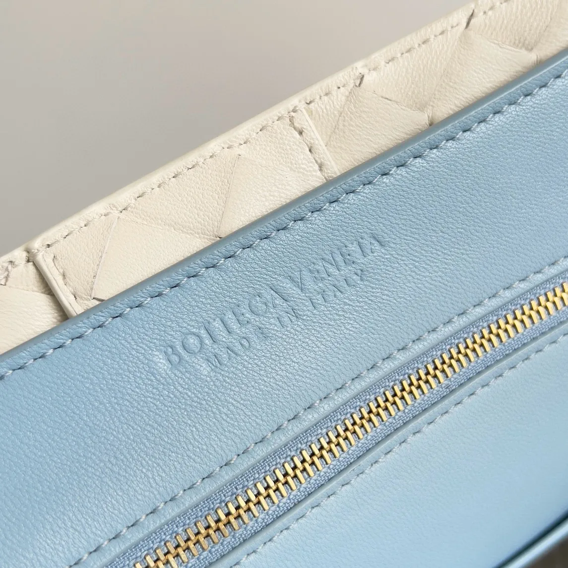 The 2023 new Andiamo batch of 3060 BV is shipped‼ ️Really popular🔥The new Andiamo woven handbag launched by Bottega Veneta this season is really popular all over the world! ! Celebrities at home and abroad have worn it, and Oscar-winning actress Michelle Yeoh has taken it out on the street. Song Jia, Trai Yara, Yu Feihong, Sanji Ayaka, Rosie Hunting-Whiteley, Yoshioka Riho, etc. have all picked up this bag. It is classic and versatile, showing off its temperament, and the bag capacity is also large, which is very convenient for daily commuting! ! A variety of carrying methods, the shoulder straps can be adjusted by yourself, the original lambskin feels soft and delicate, and the unisex style breaks gender boundaries and brings a more practical and longer-lasting use experience. Andiamo, which has both elegant and casual styles, perfectly interprets the true appearance of "fashionable old money style". Style number: 796592 Size: 32*24*12